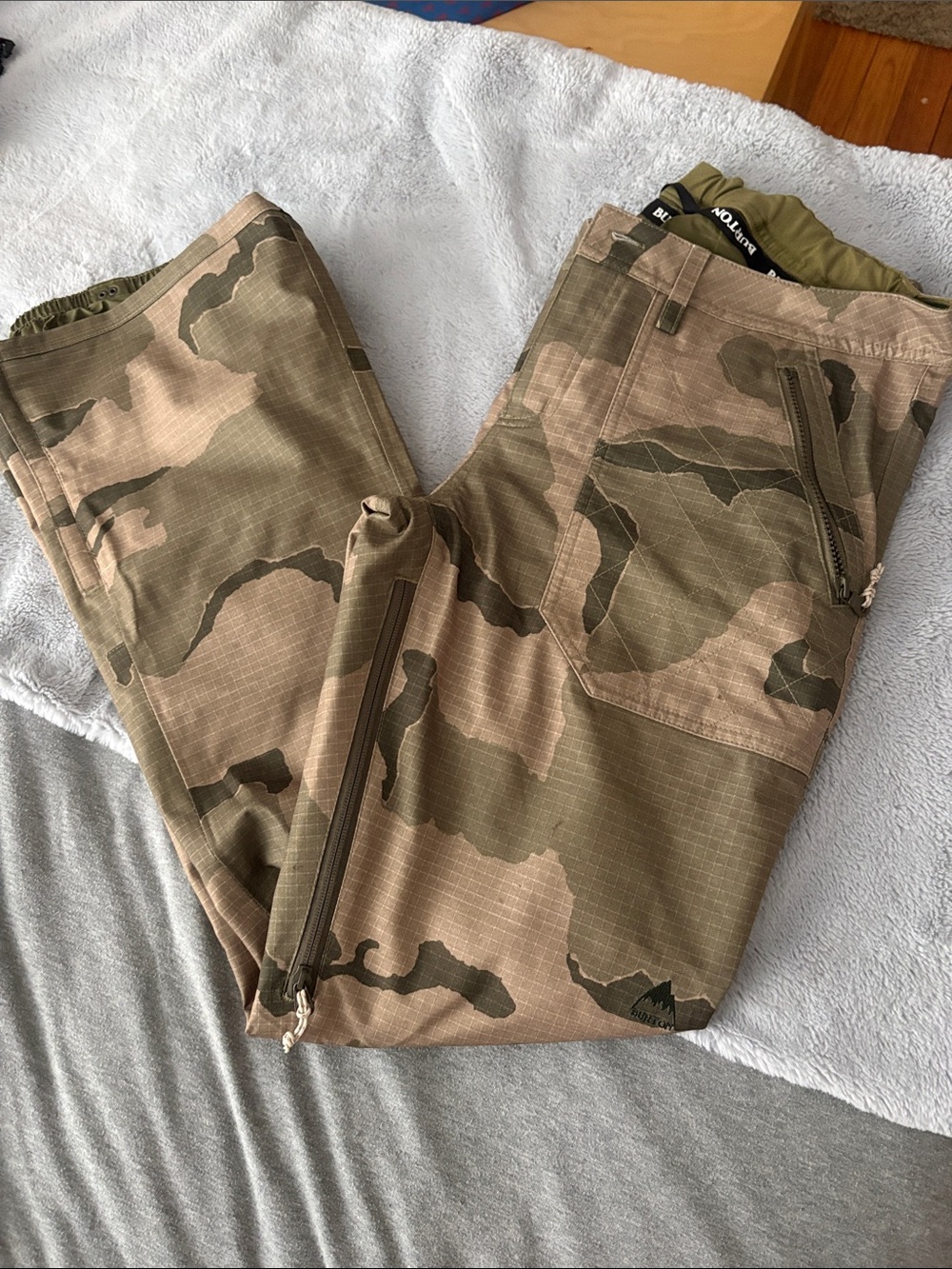 VGC Women’s Burton Vida Snowboard Pants in Camouflage Size L